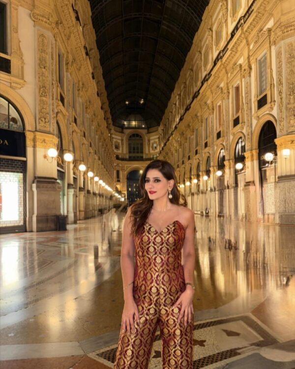 Regal corset suitable to be paired with skirt or pants